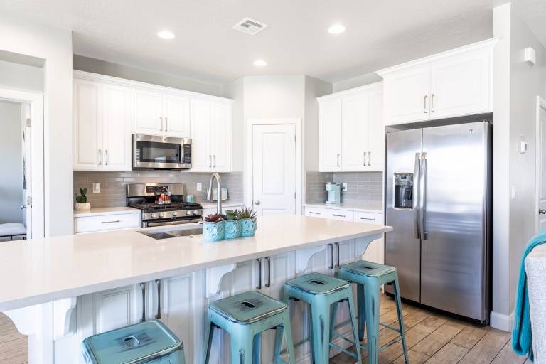 Fully equipped charming vacation home with jacuzzi, heated pool & grill | Mountain view | Pets are welcome — photo 3