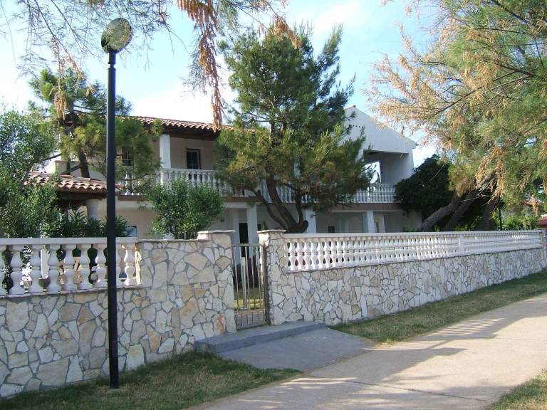 Holiday apartment with yard, barbecue & patio — photo 3