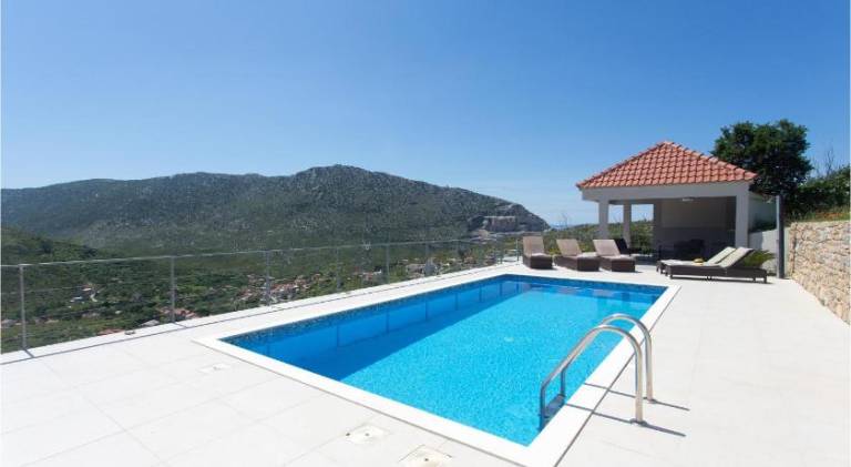 House with pool in Podstrana