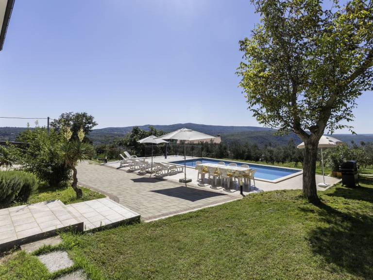 Fully equipped pleasant rental apartment with private pool, barbeque & yard | Nature view | Pets allowed — photo 2