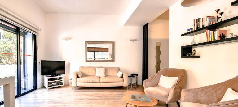 Apartment with patio | Close to Dizengoff Street — photo 2