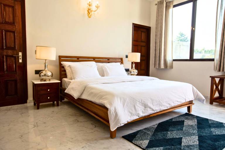 Apartment Sainik Farm