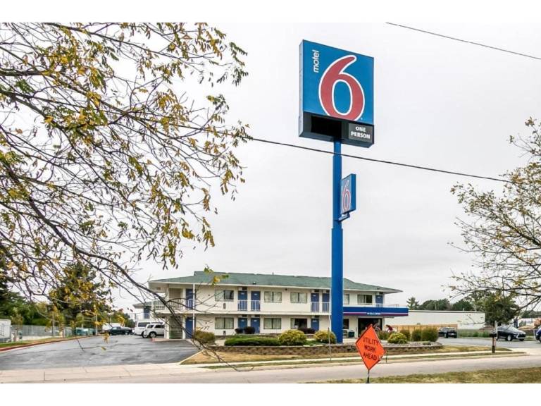 Motel 6 Janesville, WI — photo 4