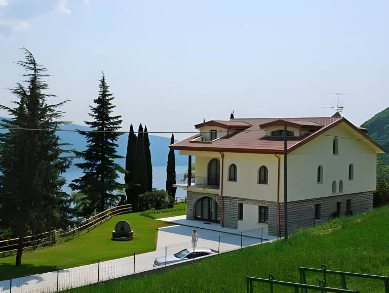Rental apartment with yard & terrace in Tignale