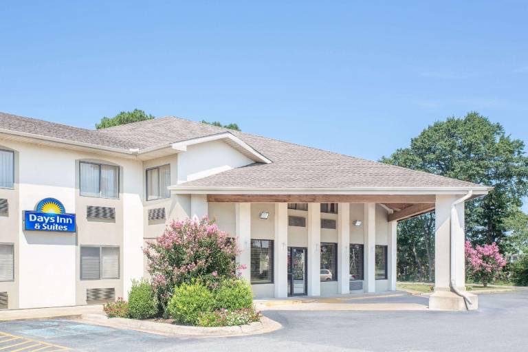 Days Inn & Suites by Wyndham Brinkley in Brinkley, AR