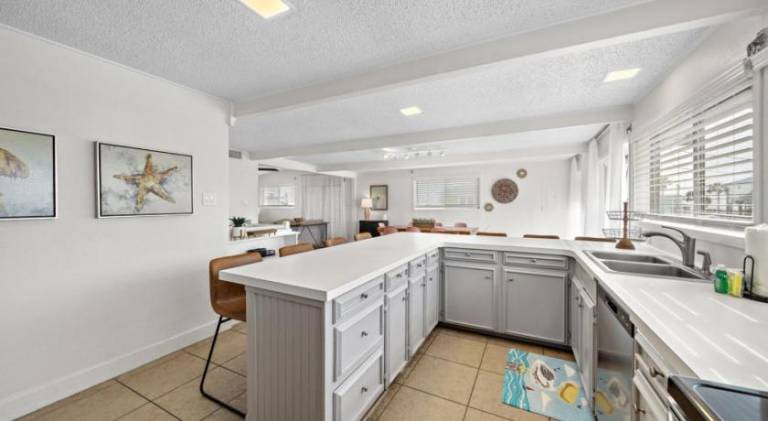 Beach bungalow with stunning ocean views and huge deck just steps away from the beach in Jamaica, TX