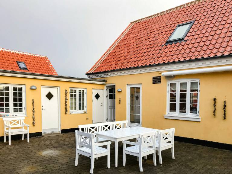 Children-friendly pleasant vacation home with yard & patio | Close to the beach | Pets are welcome — photo 2