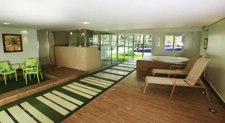 Lovely serviced apartment with patio, jacuzzi & yard | Close to the beach | Pets allowed — photo 5