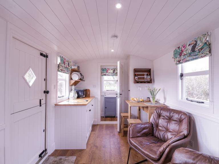 Cottage with garden — photo 3