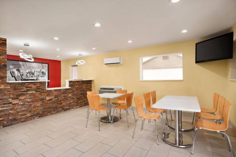 Super 8 By Wyndham Corsicana — photo 2