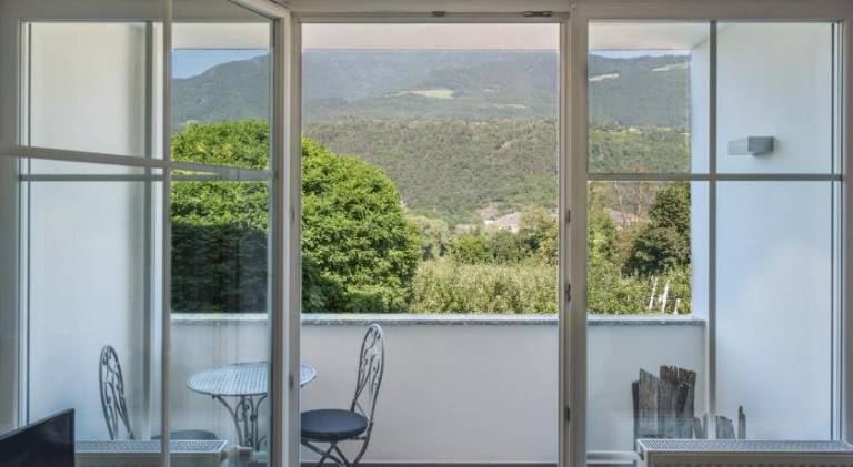Holiday apartment with BBQ, patio & yard — photo 4