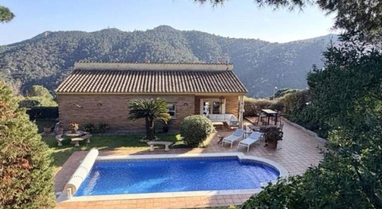 Vacation home with pool — photo 4