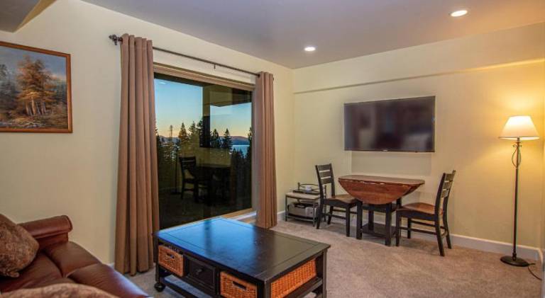 Fully equipped vacation home with jacuzzi & BBQ | Pets allowed in Tahoe City, CA