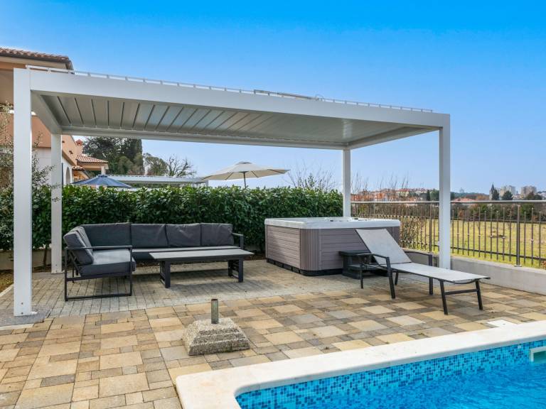 Big house with patio, garden & private pool | Pet-friendly — photo 4