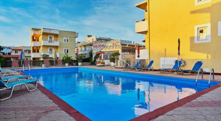 Serviced apartment with patio & pool | Close to the beach | Pets allowed — photo 5