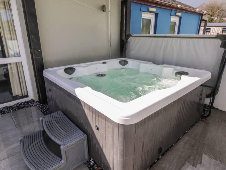 Cottage with jacuzzi, garden & grill — photo 2