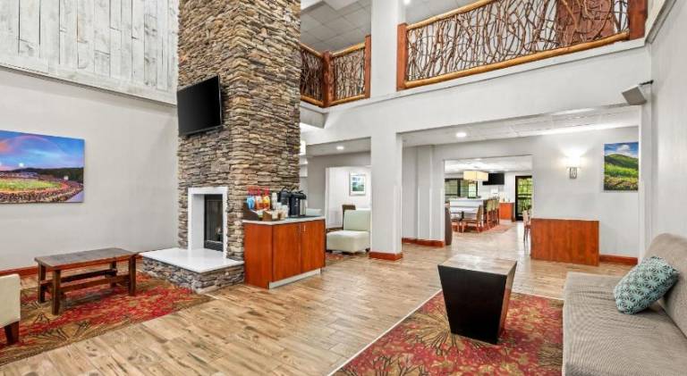 La Quinta Inn & Suites by Wyndham Boone University — photo 2