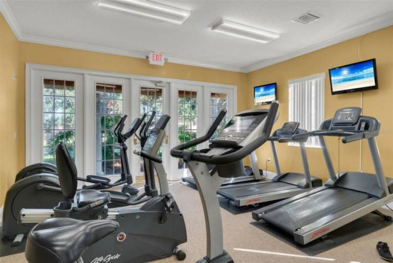Family-oriented vacation home with private pool | Golf view | Pets allowed — photo 4
