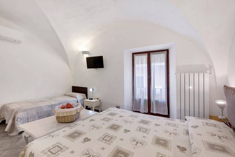 Private room with terrace & yard | City view — photo 2