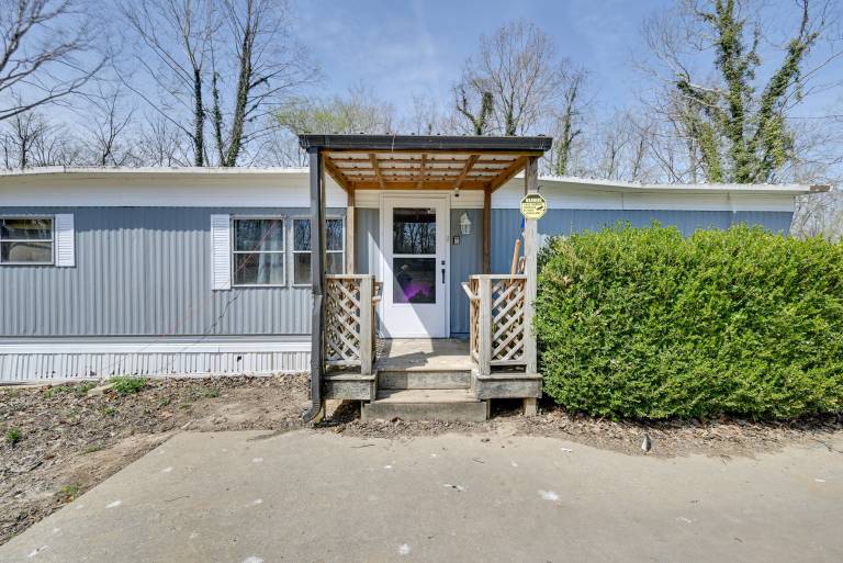 6 Mi to Fort Knox! Rural Family Home, Pets Welcome in Radcliff, KY