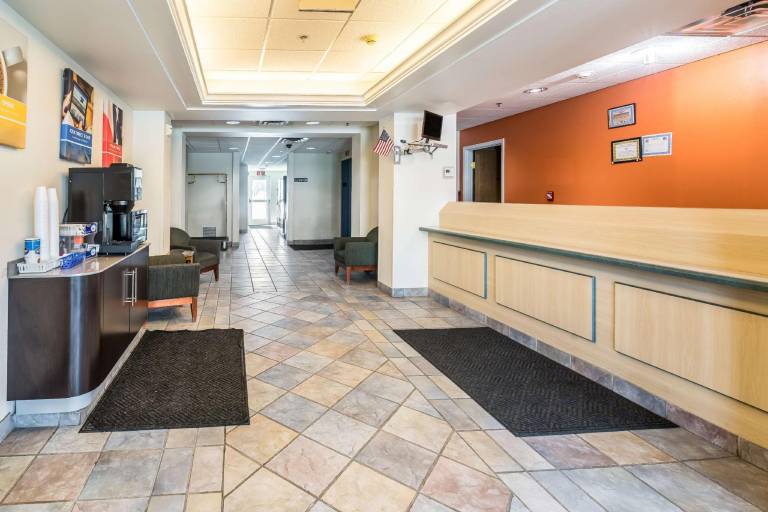 Econo Lodge Hot Springs South — photo 3