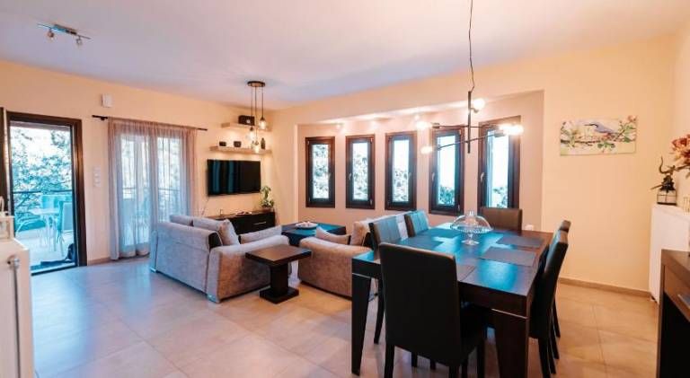 Villa with private pool, garden & patio — photo 4
