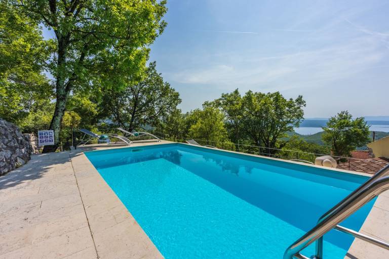 Fully equipped house with barbecue, yard & private pool | Beach view | Suitable for remote work | Pets allowed in Crikvenica