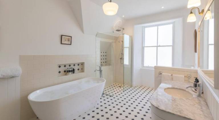 House with jacuzzi, sauna & yard | Pet-friendly — photo 2