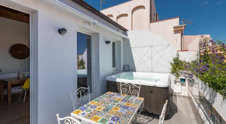 Vacation home with jacuzzi & terrace — photo 5