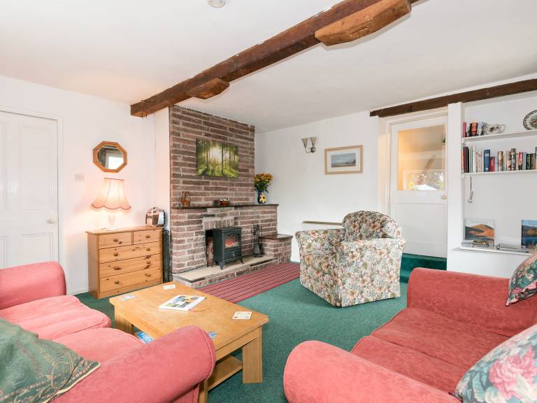 Cottage with garden — photo 2