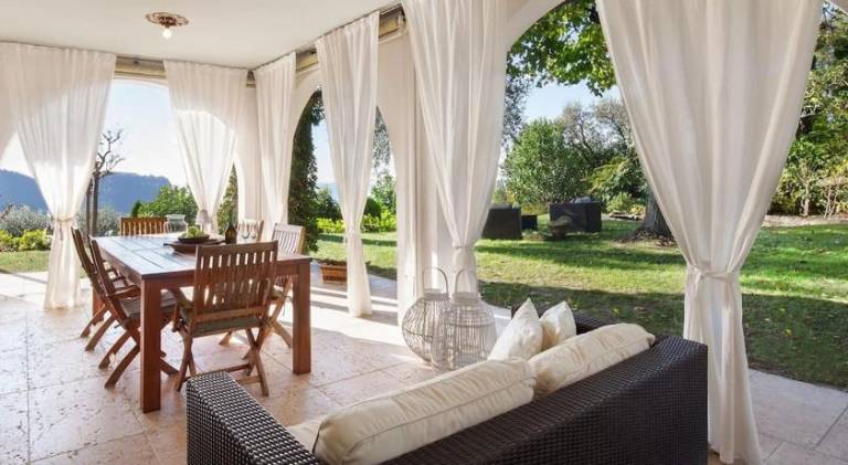 Villa with pool — photo 4