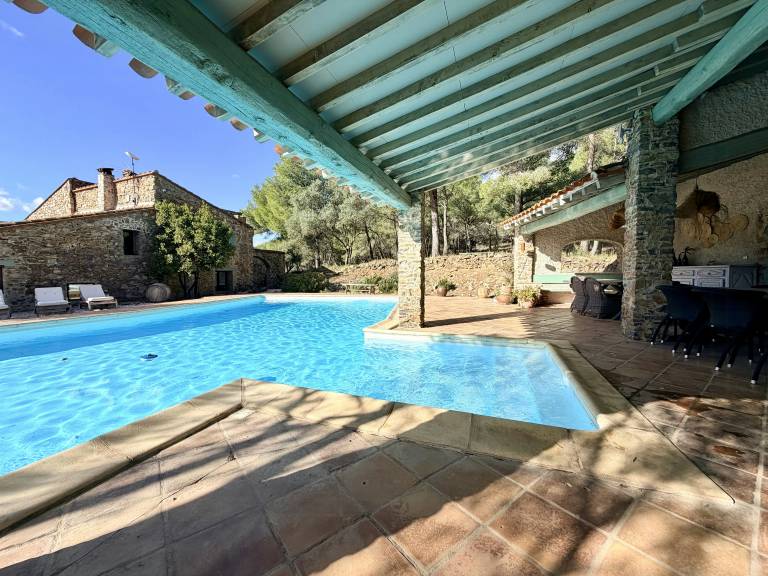Vacation home with barbecue, private pool & yard — photo 4