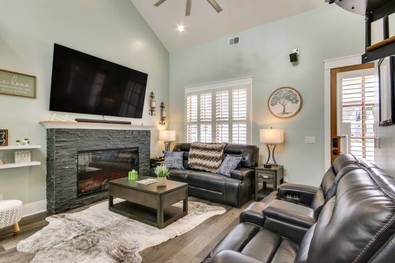 Greenwood Getaway w/ Furnished Patio & Lake View — photo 4