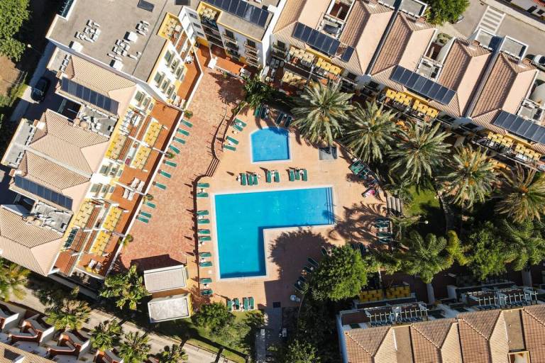 Apartment with yard, patio & pool in Tavira