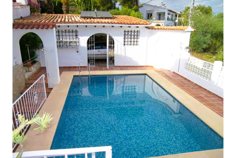Villa with private pool, BBQ & patio | Beach view — photo 3