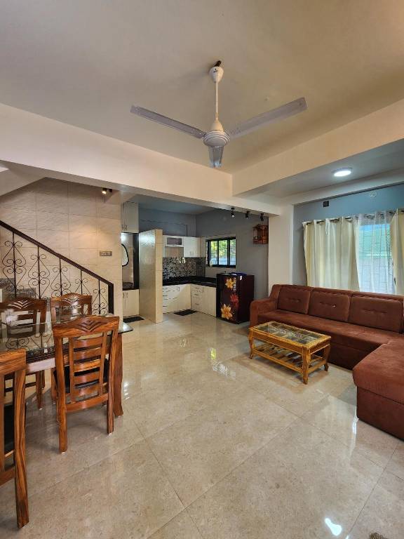 House with pool — photo 4