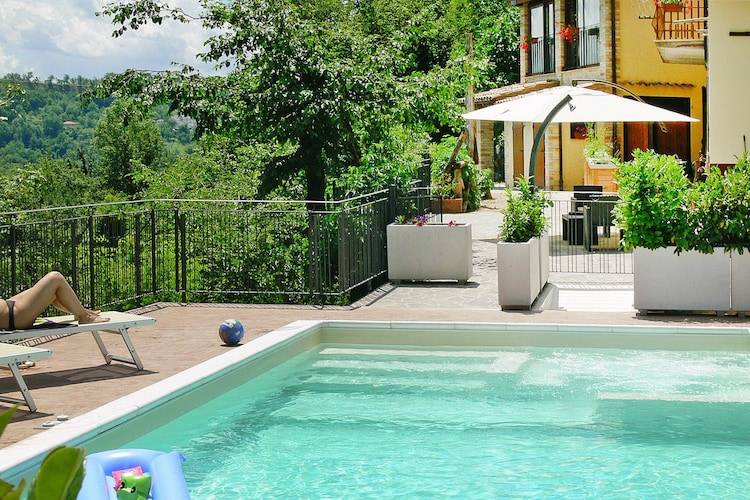 Rental apartment with pool, barbeque & yard — photo 3