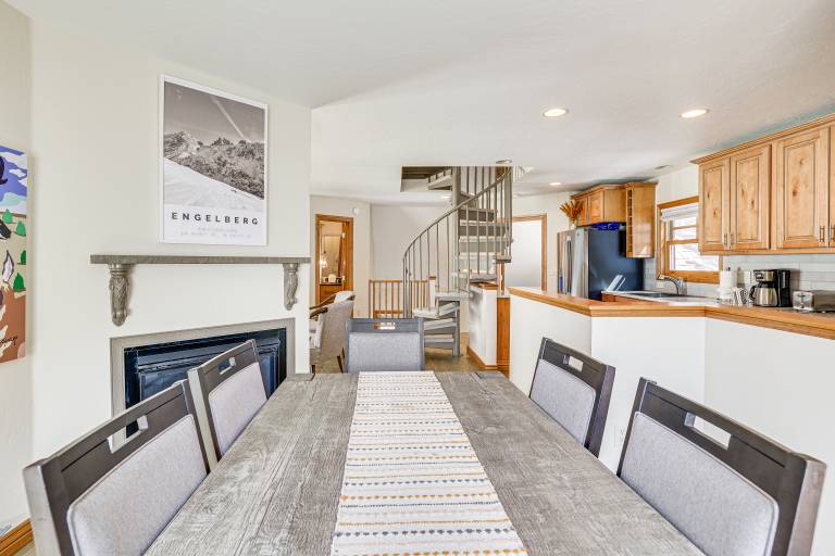Walk to Ski Gondola: Mtn-View Breckenridge Condo — photo 2