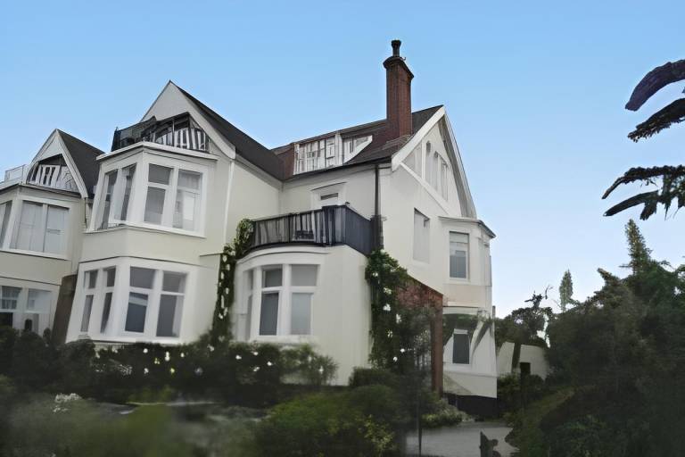 Holiday apartment with terrace & yard | Beach nearby | Suitable for remote work | Dogs allowed in Falmouth