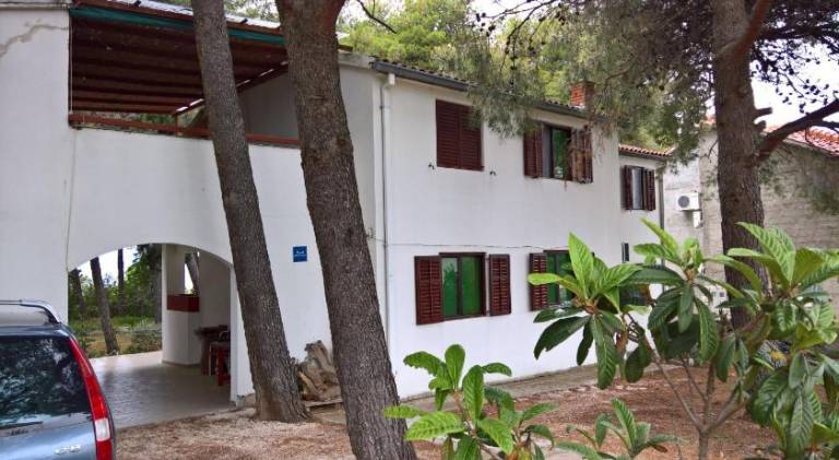 Apartment with garden, terrace & barbecue in Supetar