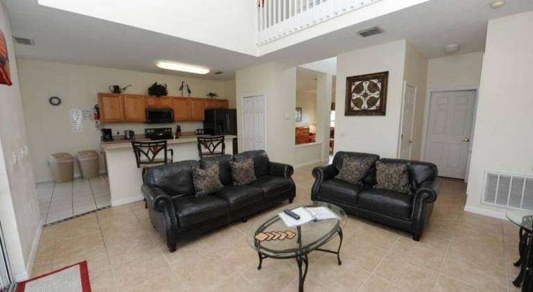 Vacation home with pool — photo 4