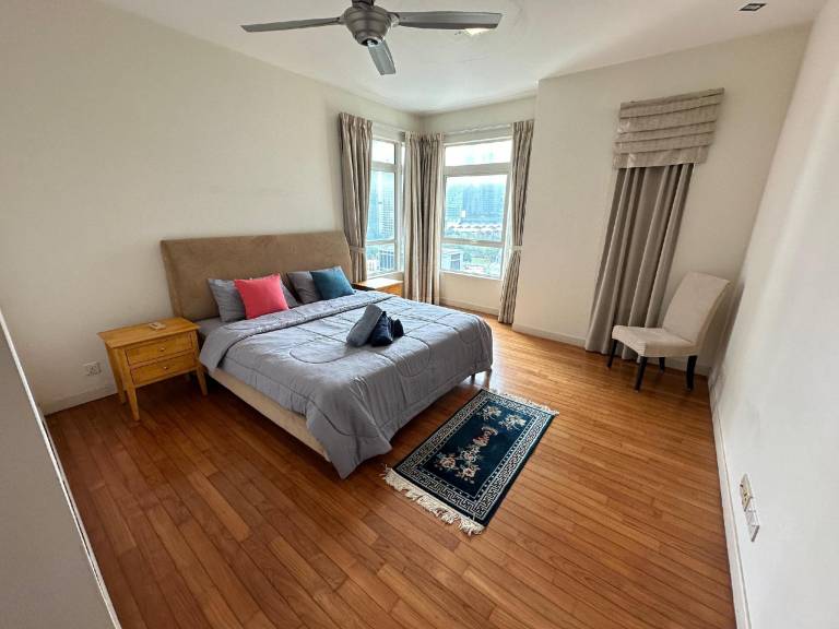 Child-friendly apartment with pool, garden & hot tub | Close to Petronas Towers | Water view | Suitable for remote work | Pet-friendly — photo 2