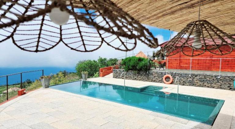 Chalet with patio, yard & barbeque — photo 3