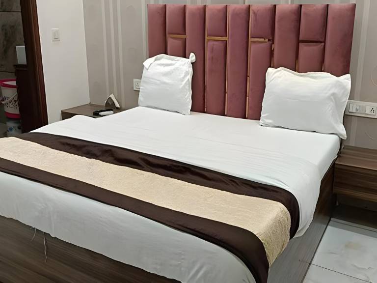 FabHotel Yellow Leaf