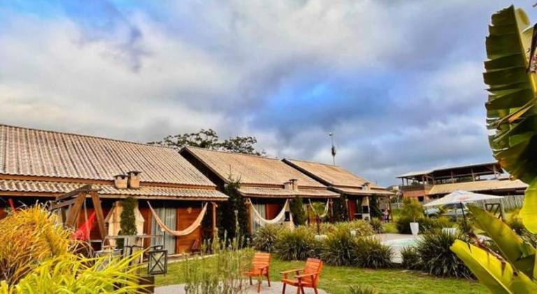 Lodge with BBQ, pool & garden | Pets allowed — photo 4