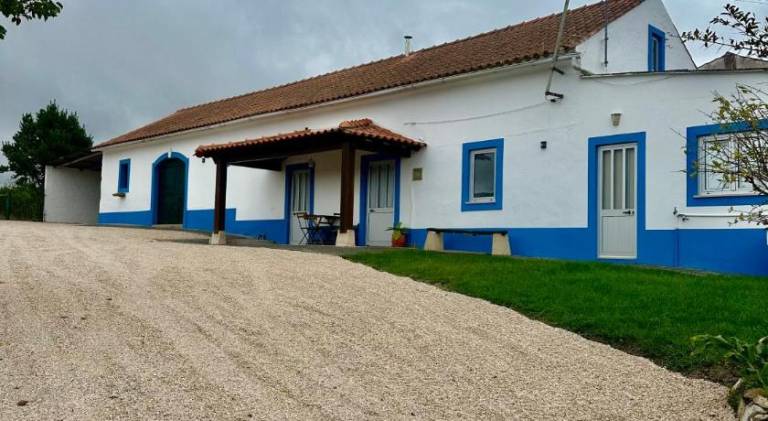 Vacation home with BBQ, yard & private pool in Leiria