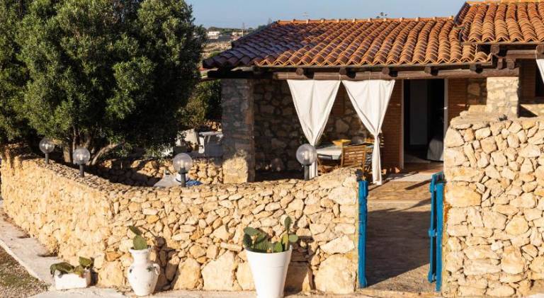 Serviced apartment with patio & yard in Lampedusa