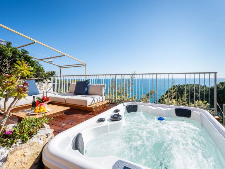 Fully equipped charming rental apartment with grill, garden & jacuzzi | Sea view | Pets are welcome — photo 3