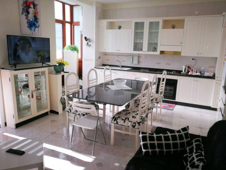 Family-friendly rental apartment with yard | City view | Beach nearby | Pets allowed — photo 3