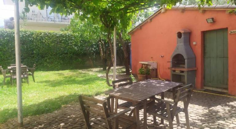 Rental apartment with patio, BBQ & yard — photo 4